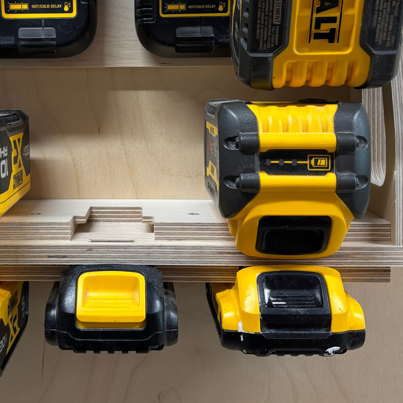 Station de recharge compatible DeWalt 20V/60V – 100% bois – Pour 6, 8, 10 ou 12 batteries