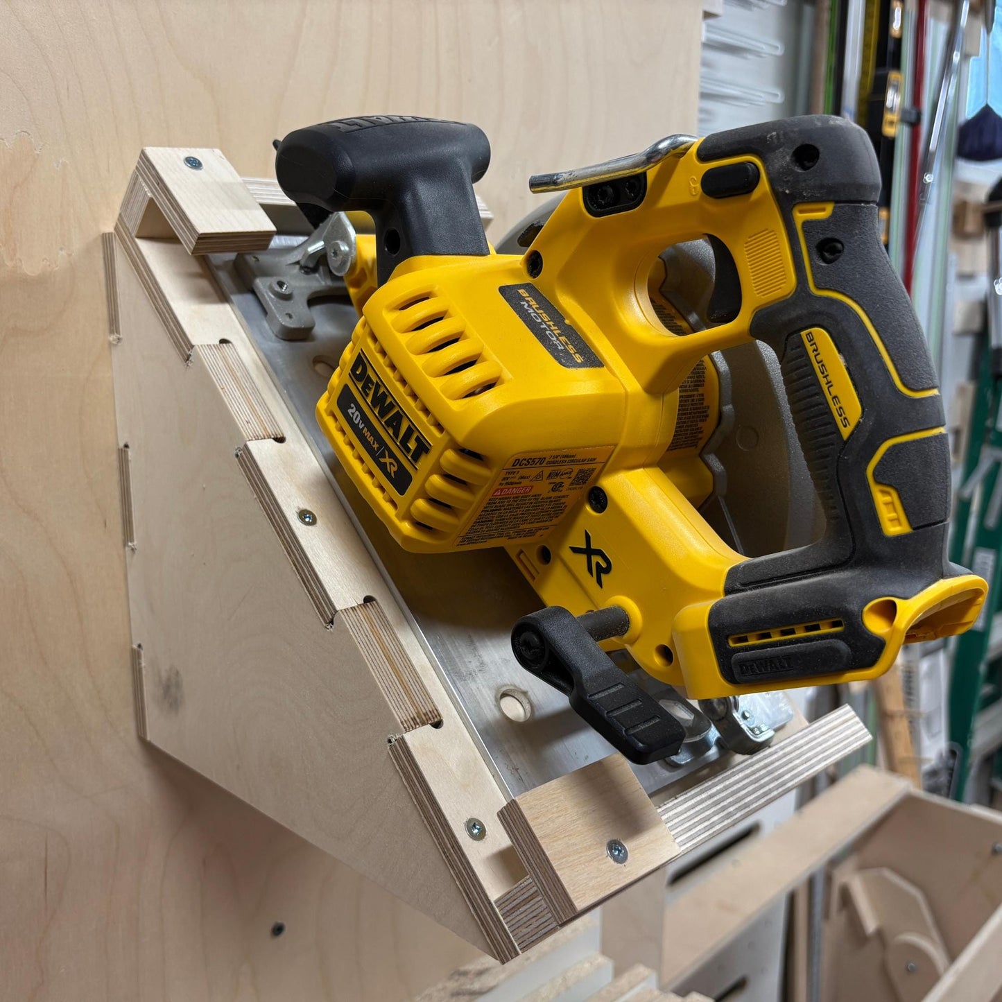 Support mural pour scie circulaire – 100% bois – Fabriqué au Québec