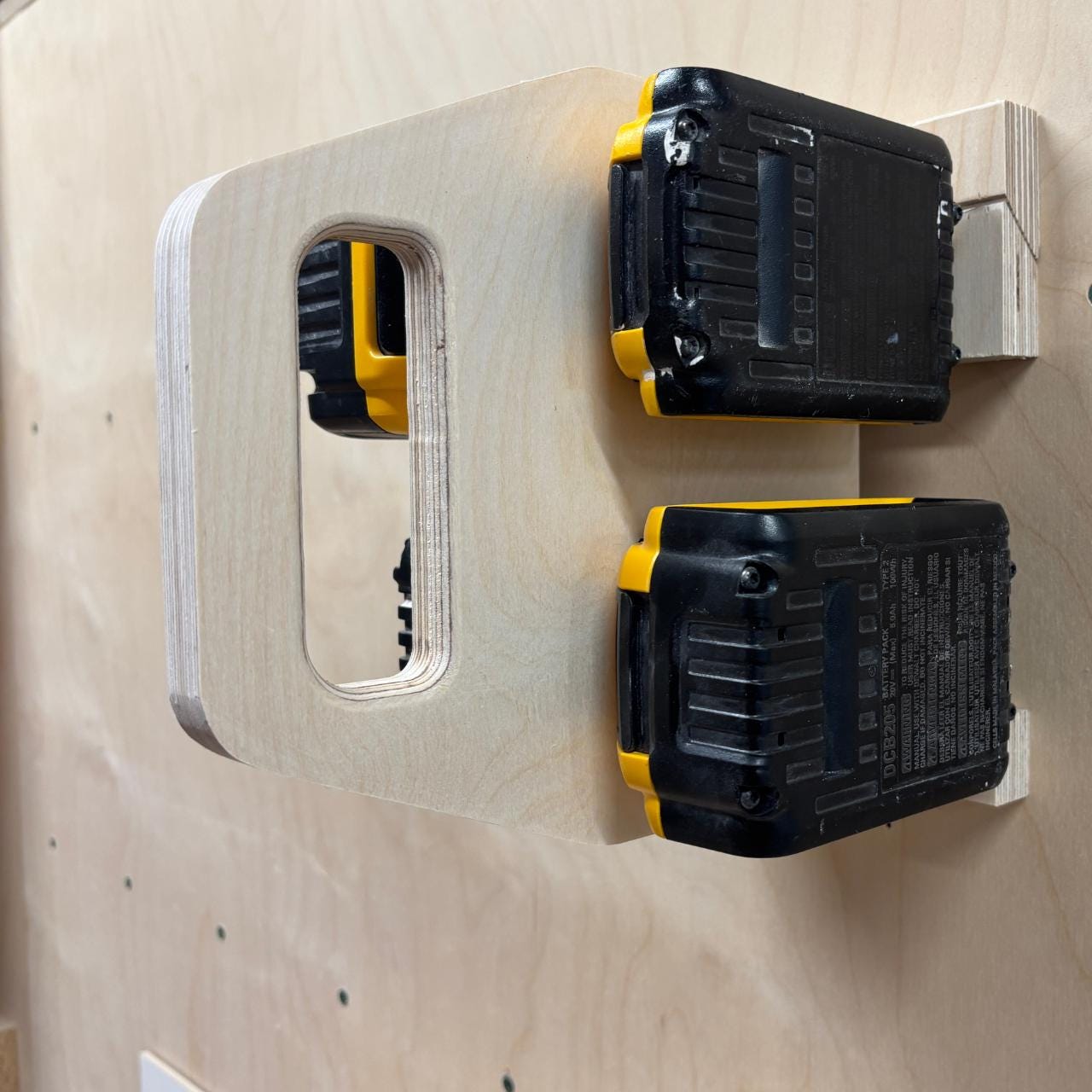 Carrying support for DeWalt 20V / 60V FlexVolt batteries – 4 slots