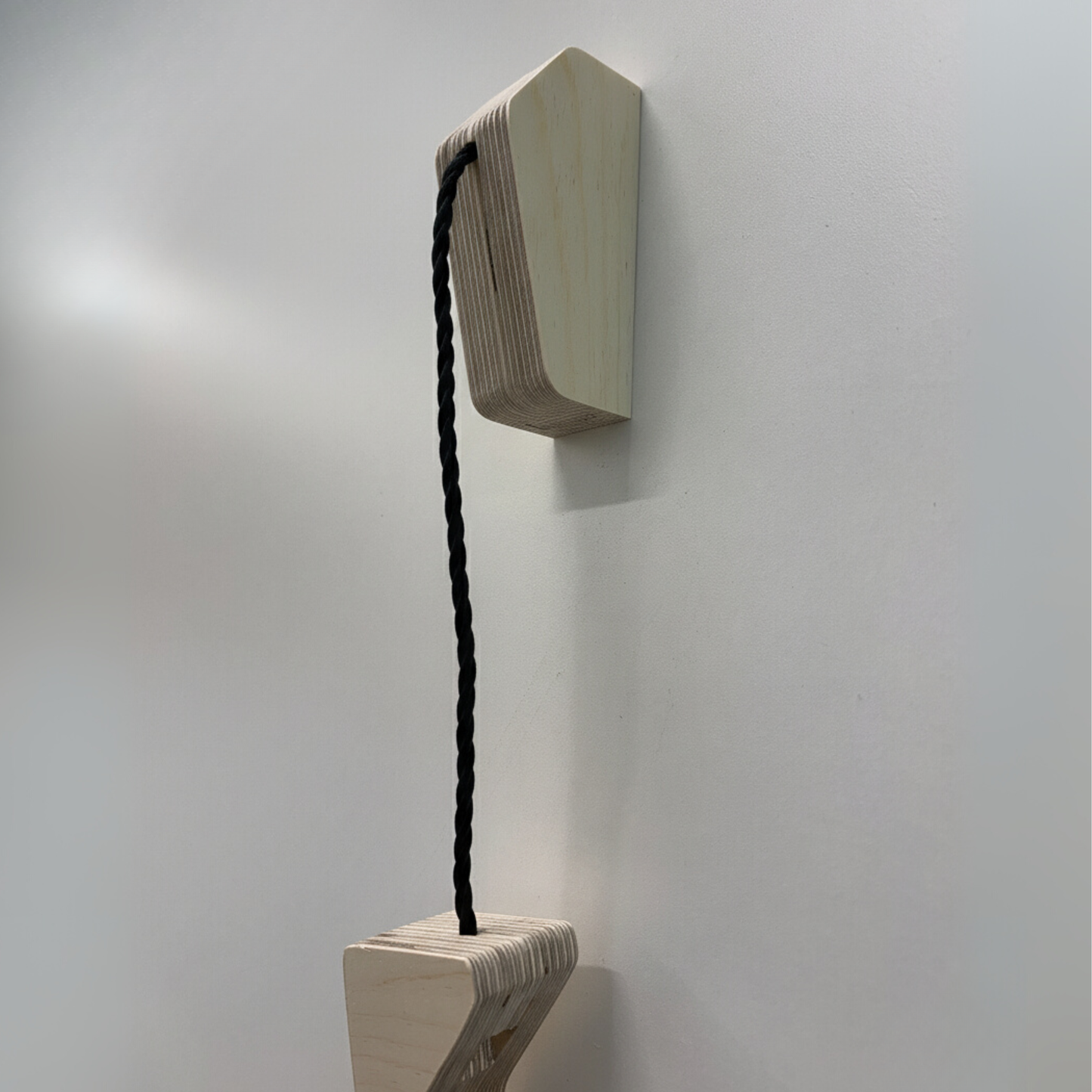 Soporte de pared para bicicleta de diseño – Madera maciza o contrachapado de cerezo, se sujeta por ruedas y cuadro, ángulo de 15–20°, tornillos y anclajes incluidos
