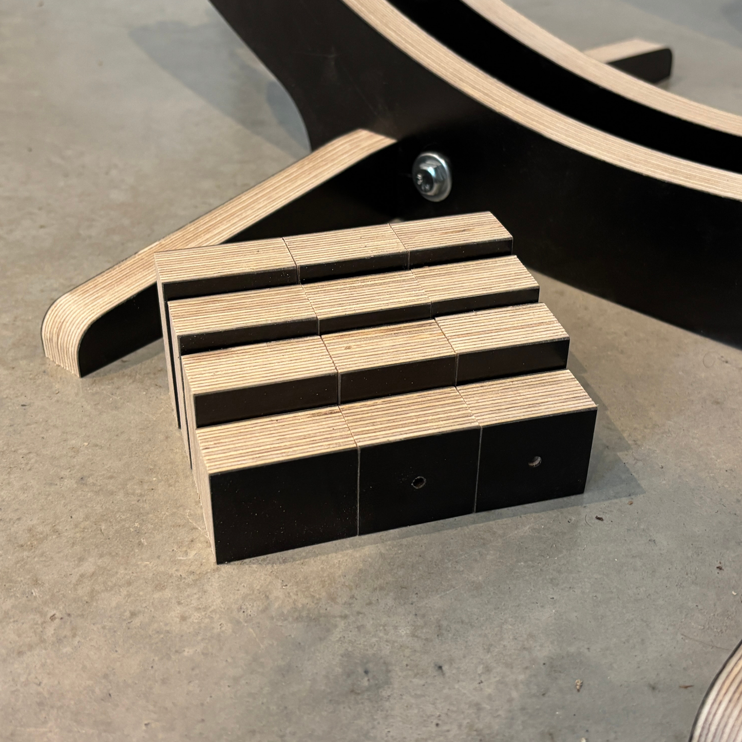 Support de vélo au sol en bois ajustable – Pour roues 700 mm, pneus 30 à 60 mm, contreplaqué de merisier CNC, fini naturel ou stratifié noir/blanc