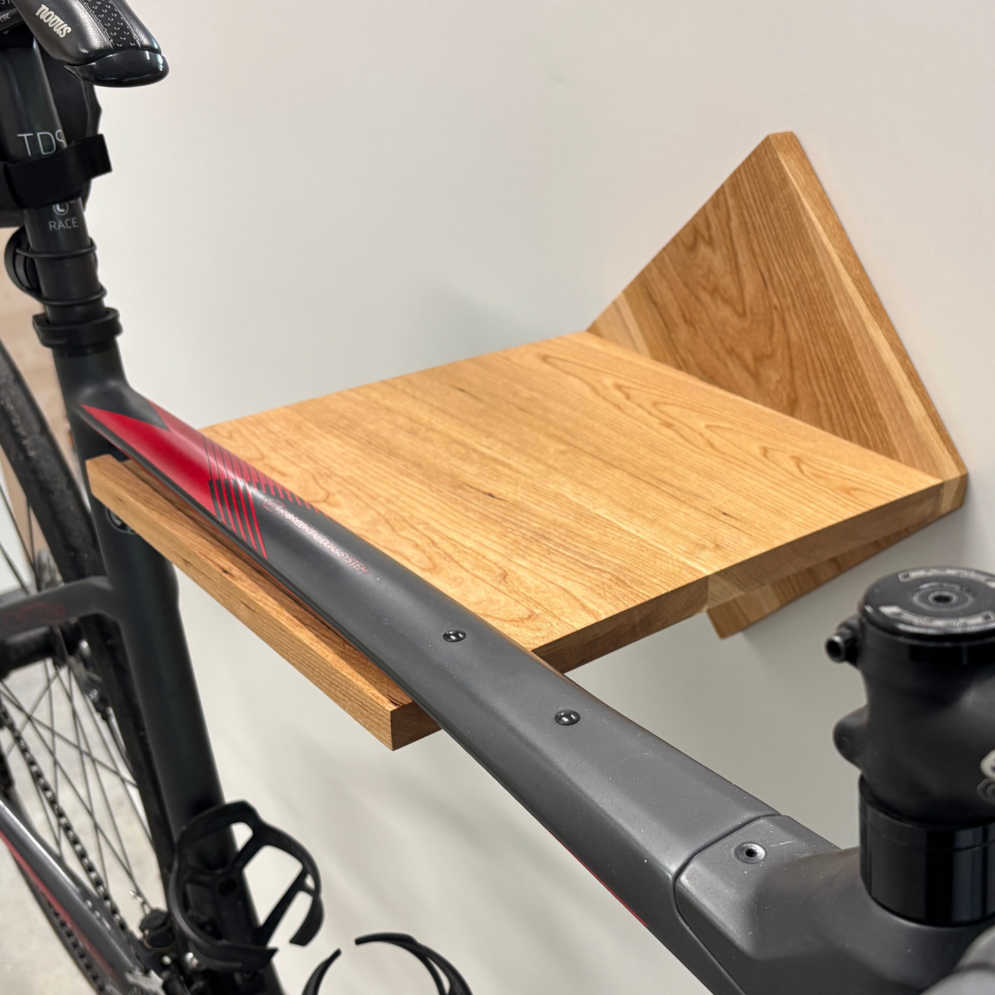 Soporte de pared para bicicleta de diseño en madera maciza forma rombo con estante – manillar hasta 24" – capacidad 35 lb