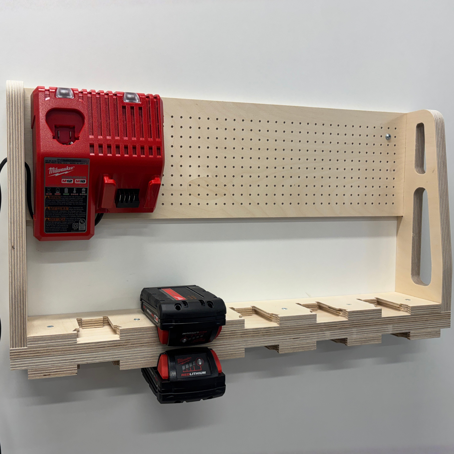 Estación de carga mural compatible con Milwaukee® — 100% madera | 8, 10 o 12 baterías