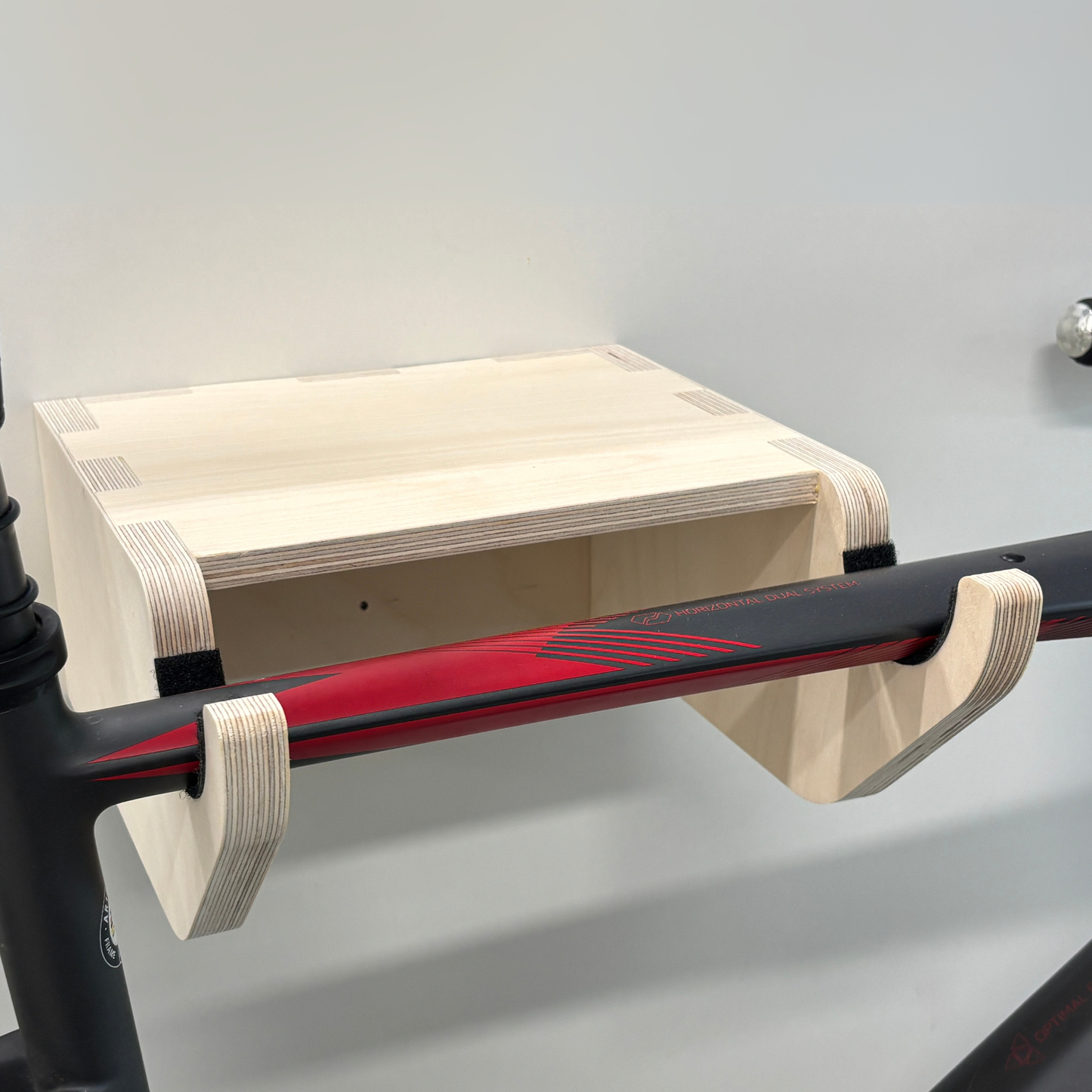 Soporte de pared para bicicleta de madera maciza o contrachapado de cerezo – Estable y sólido, tornillos incluidos, con protección para el cuadro