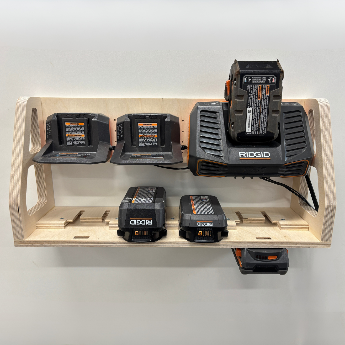 Station de recharge murale compatible Ridgid® — Contreplaqué de merisier | 8, 10 ou 12 batteries