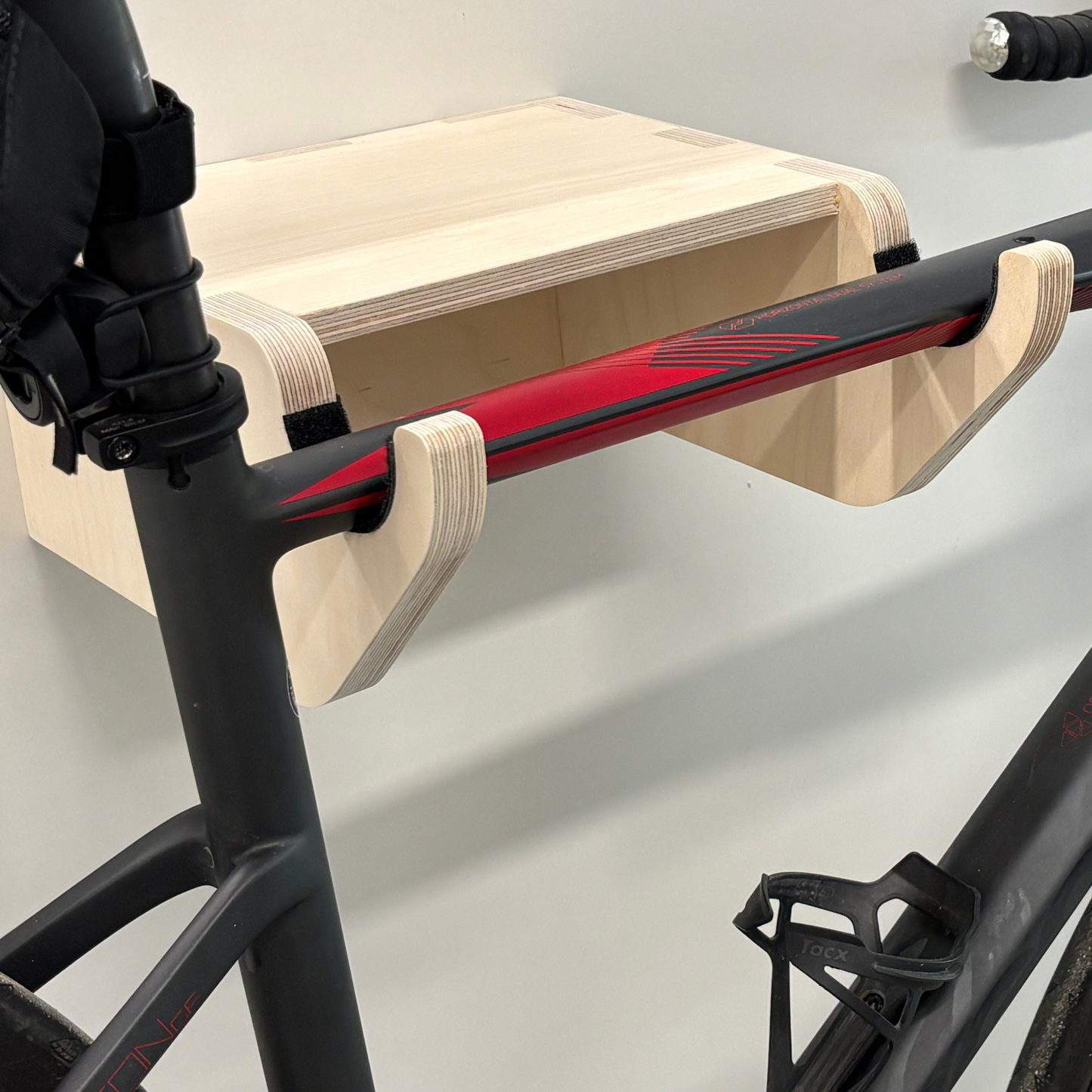 Soporte de pared para bicicleta de madera maciza o contrachapado de cerezo – Estable y sólido, tornillos incluidos, con protección para el cuadro