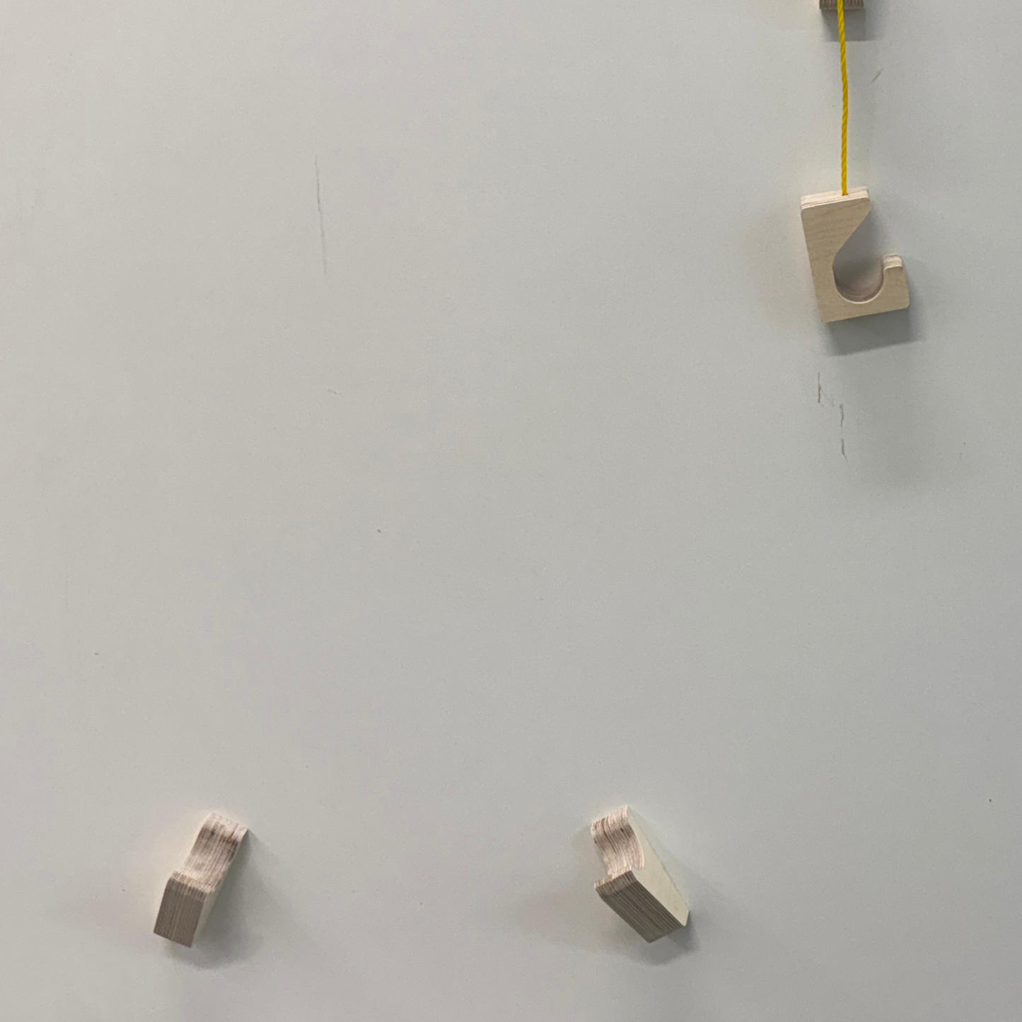 Support vélo mural design – Bois massif ou contreplaqué de merisier, accroche par roues et cadre, angle 15–20°, vis et ancrages inclus