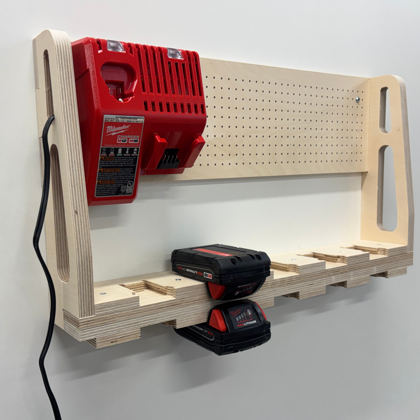 Estación de carga mural compatible con Milwaukee® — 100% madera | 8, 10 o 12 baterías