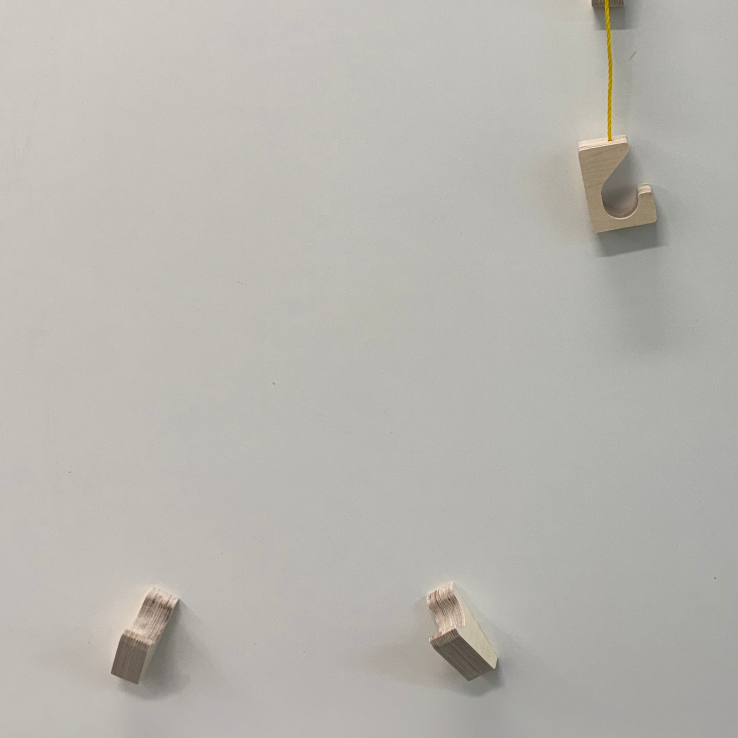 Soporte de pared para bicicleta de diseño – Madera maciza o contrachapado de cerezo, se sujeta por ruedas y cuadro, ángulo de 15–20°, tornillos y anclajes incluidos