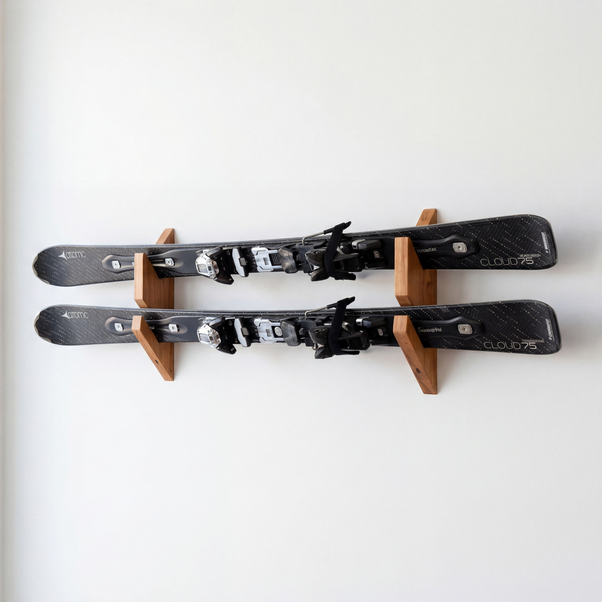 Support mural horizontal pour skis, design épuré