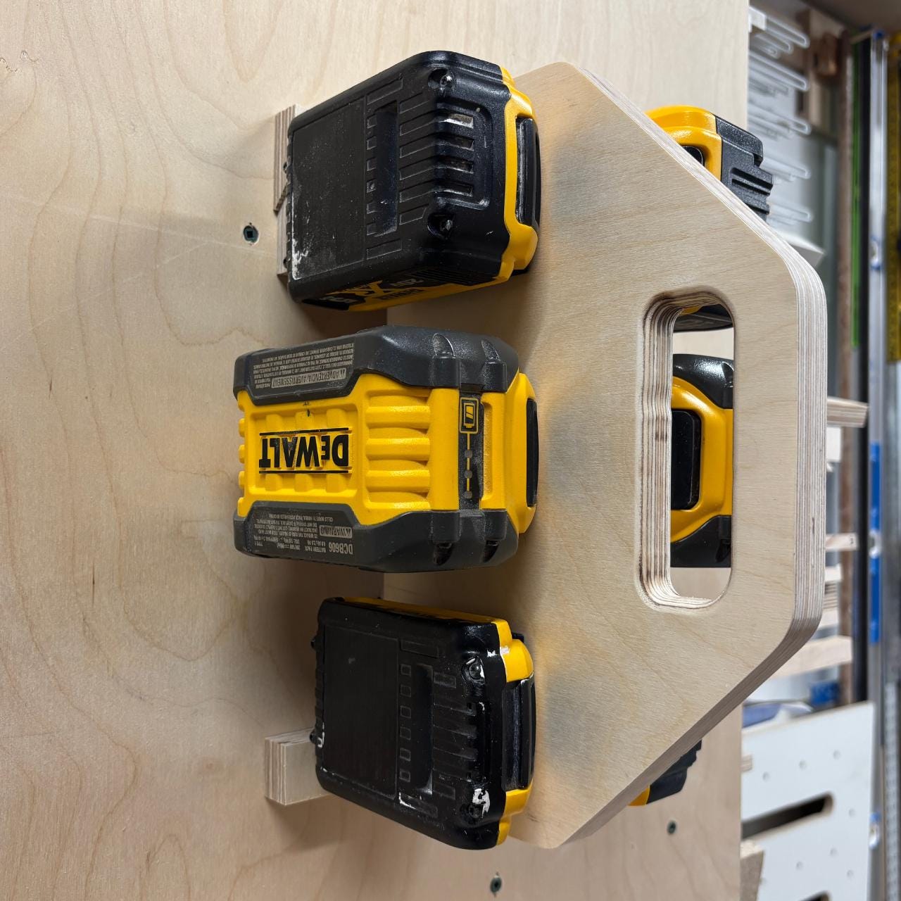 Carrying support for DeWalt 20V / 60V FlexVolt batteries – 6 slots