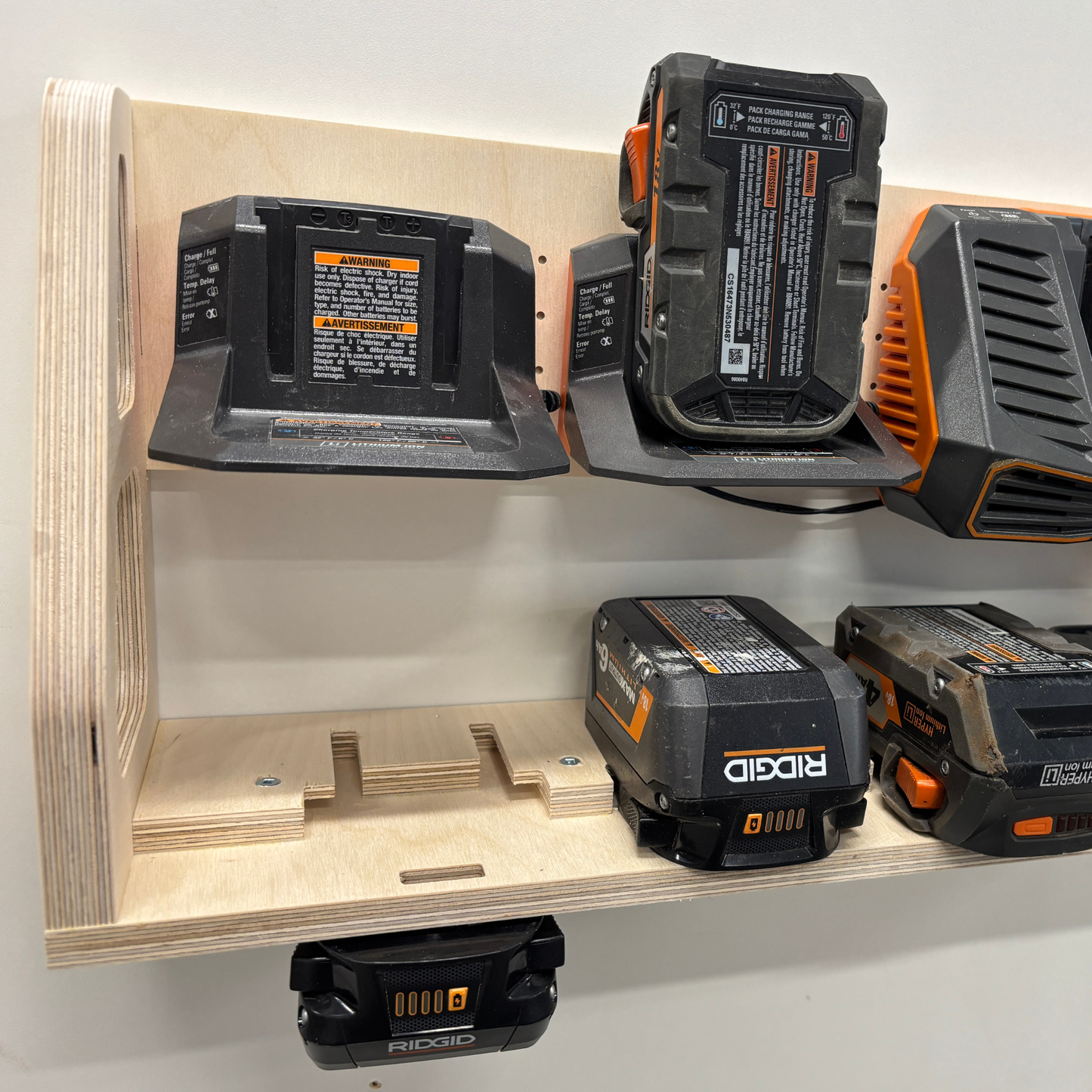 Station de recharge murale compatible Ridgid® — Contreplaqué de merisier | 8, 10 ou 12 batteries