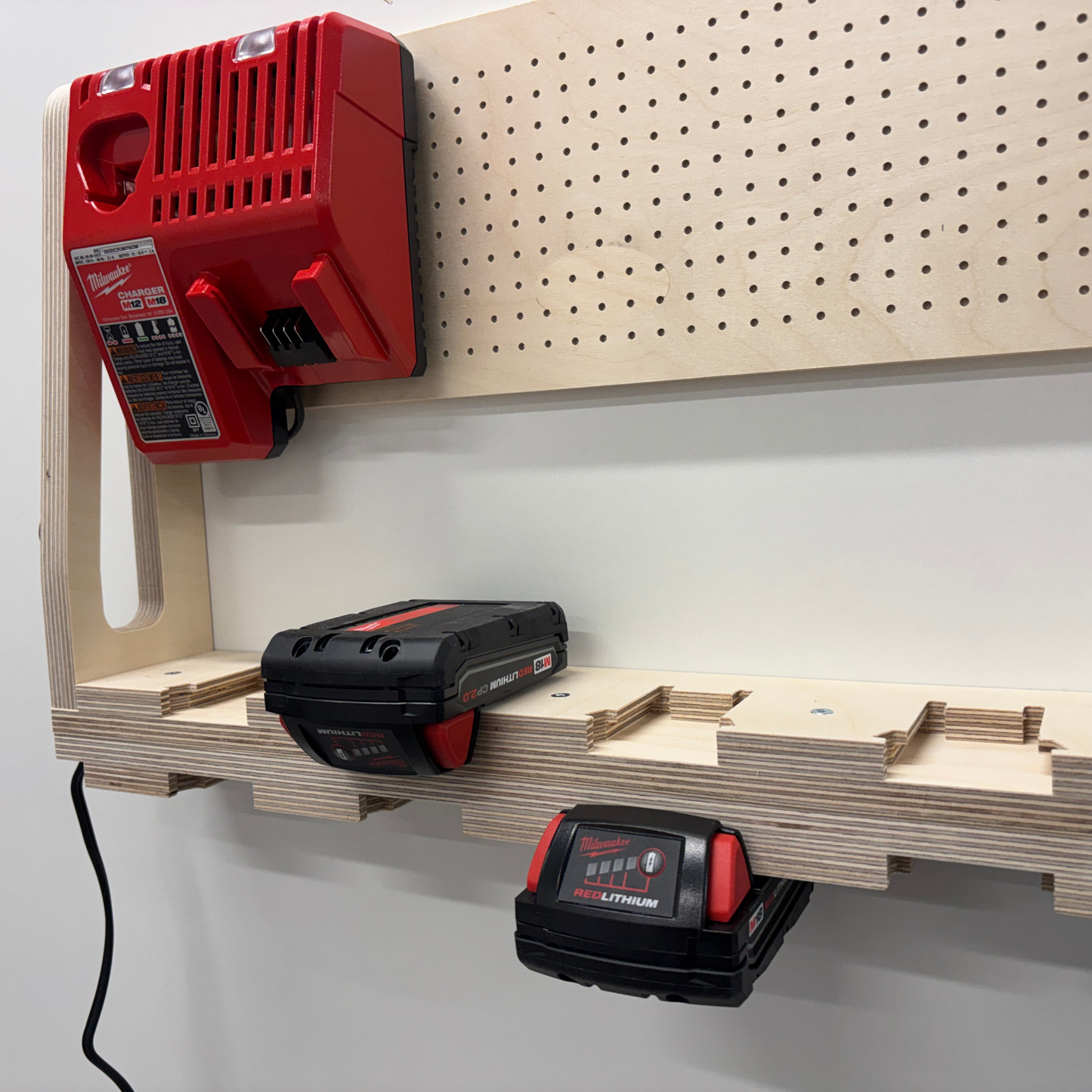 Estación de carga mural compatible con Milwaukee® — 100% madera | 8, 10 o 12 baterías