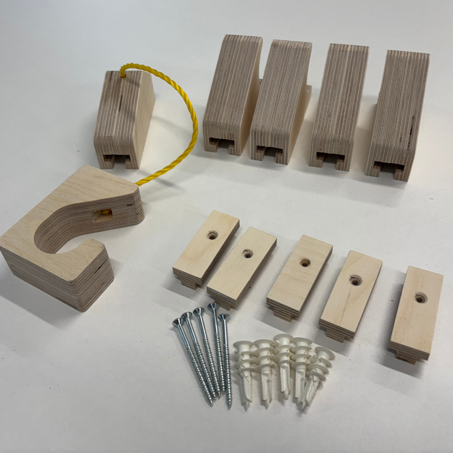 Soporte de pared para bicicleta de diseño – Madera maciza o contrachapado de cerezo, se sujeta por ruedas y cuadro, ángulo de 15–20°, tornillos y anclajes incluidos