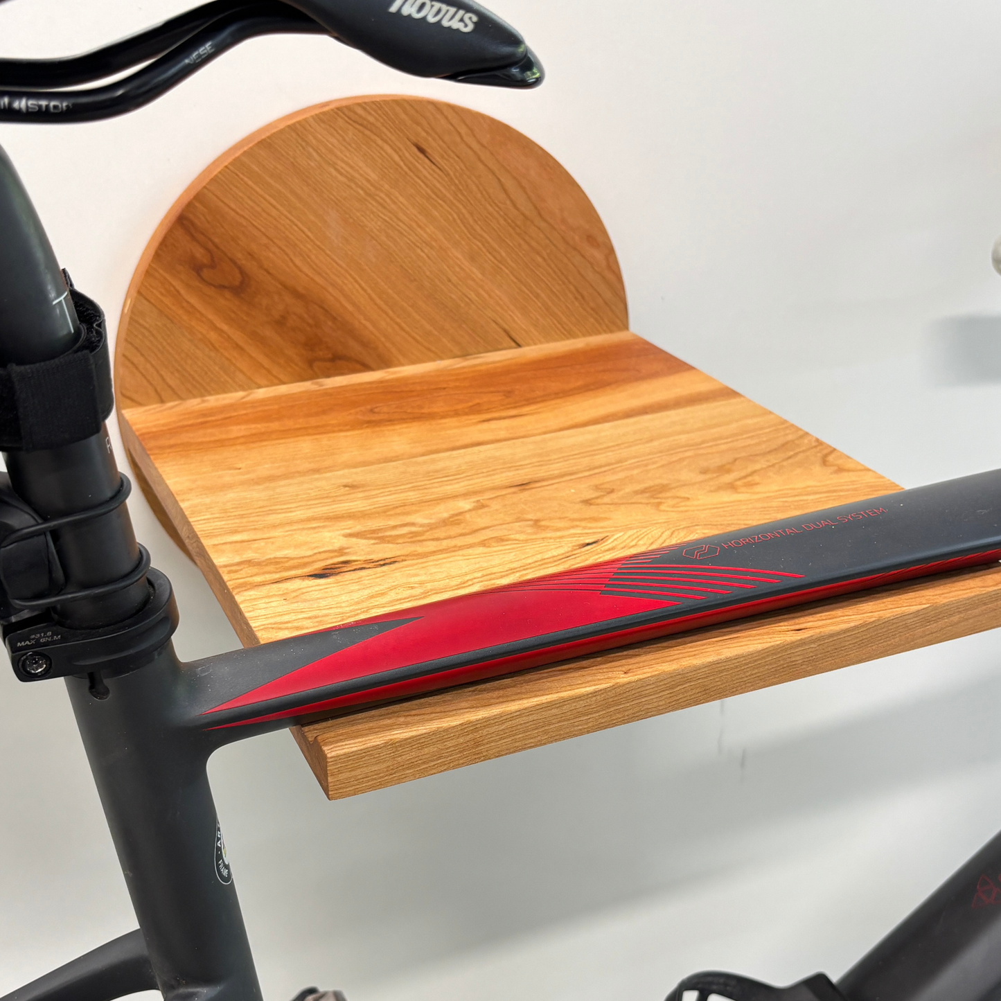 Support mural à vélo design en bois massif forme ronde avec tablette – guidon jusqu’à 22" – capacité 35 lb