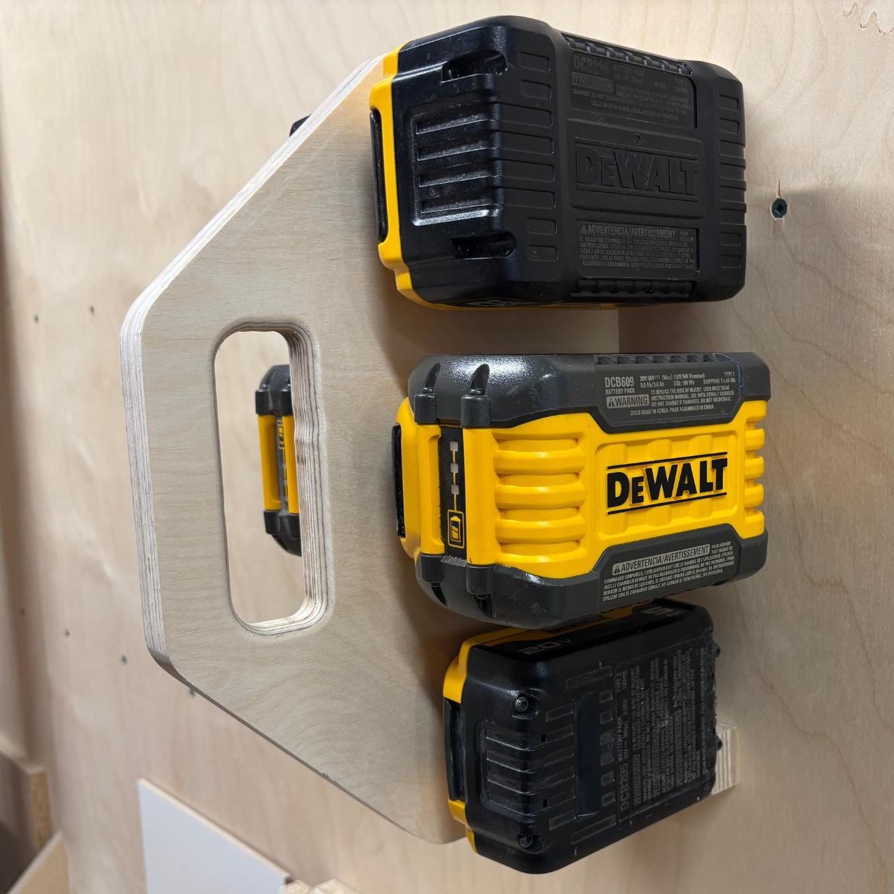 Carrying support for DeWalt 20V / 60V FlexVolt batteries – 6 slots