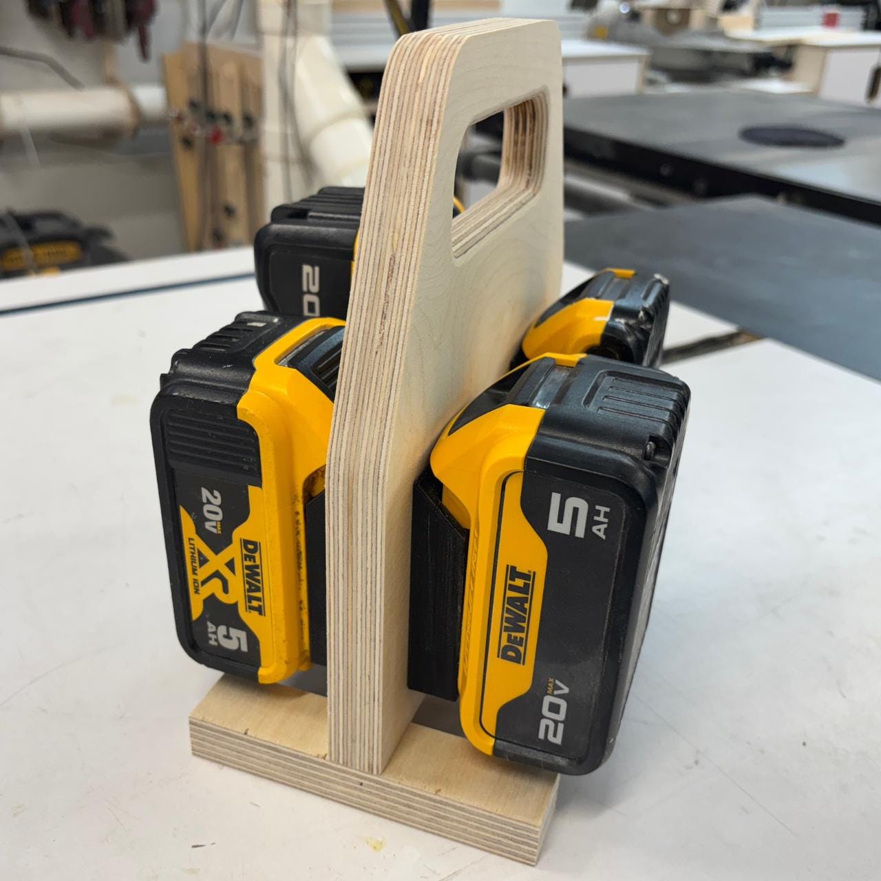 Carrying support for DeWalt 20V / 60V FlexVolt batteries – 4 slots
