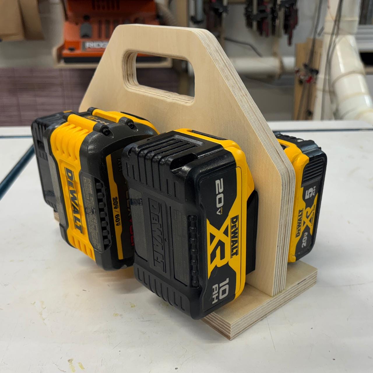 Carrying support for DeWalt 20V / 60V FlexVolt batteries – 6 slots