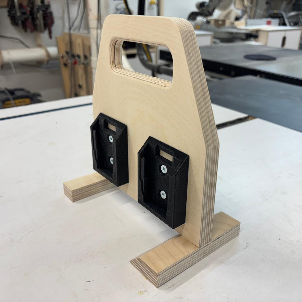 Carrying support for DeWalt 20V / 60V FlexVolt batteries – 4 slots